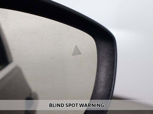 Used 2023 Chrysler Pacifica Touring-L FWD image 4