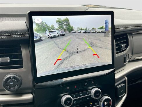 Used 2024 Ford Expedition XLT image 14