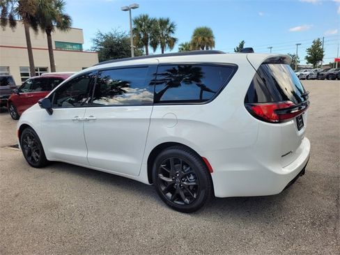 New 2026 Chrysler Pacifica Limited w/ S Appearance Package image 7