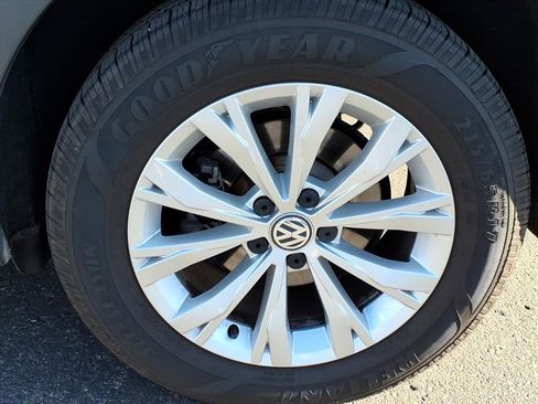 Used 2020 Volkswagen Tiguan S image 9