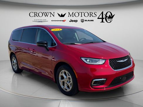 Used 2024 Chrysler Pacifica Limited FWD image 3