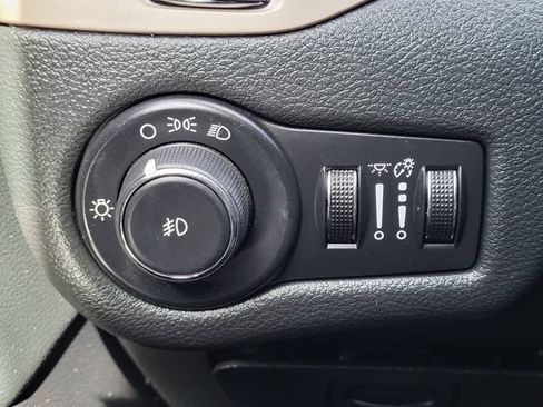Used 2014 Jeep Cherokee Latitude w/ Cold Weather Group FWD image 20