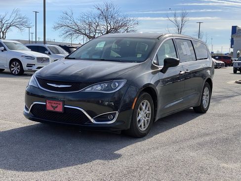 Used 2017 Chrysler Pacifica Touring Plus image 3