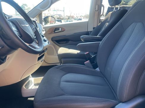 Used 2023 Chrysler Voyager LX FWD image 14