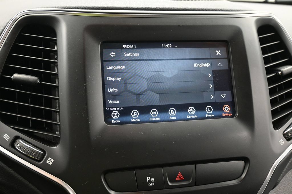 Used 2019 Jeep Cherokee Latitude Plus w/ Cold Weather Group AWD/4WD image 10