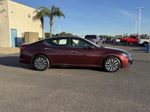 Used 2024 Nissan Altima 2.5 SV image 2