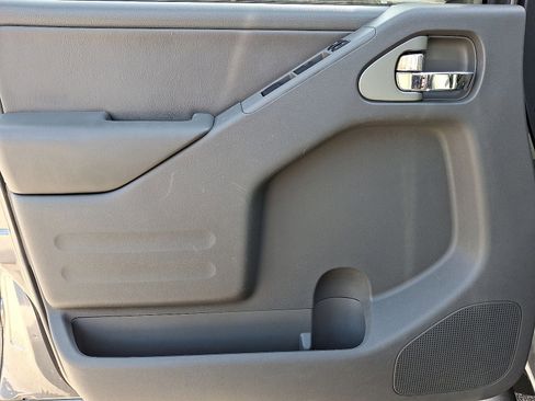 Used 2016 Nissan Frontier SL w/ Moonroof Package image 10