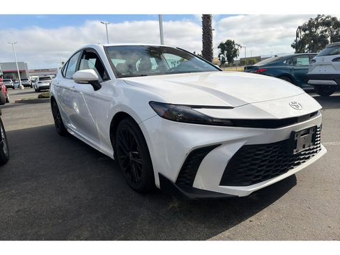 Used 2025 Toyota Camry SE image 2