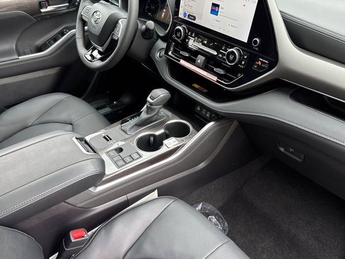 New 2025 Toyota Highlander Limited image 19