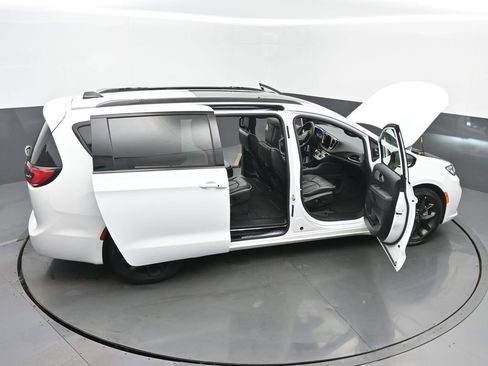 Used 2025 Chrysler Pacifica Limited image 65