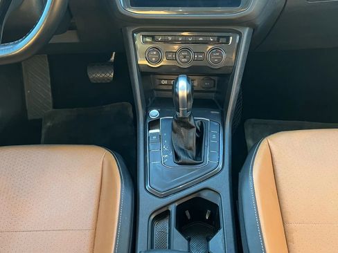 Used 2018 Volkswagen Tiguan SE w/ Panoramic Sunroof Package FWD image 11