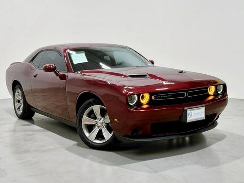 Used 2019 Dodge Challenger SXT RWD image 4