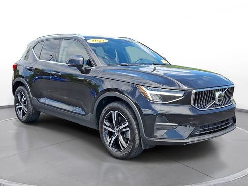 Used 2024 Volvo XC40 B5 Core AWD/4WD image 1