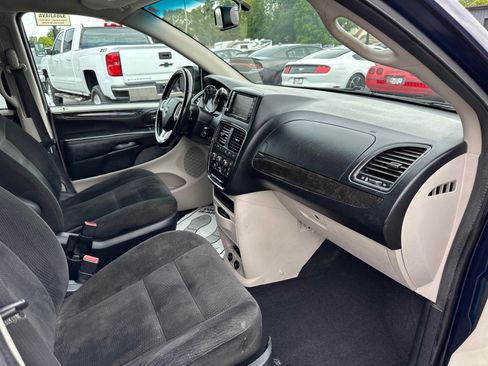 Used 2017 Dodge Grand Caravan SE w/ UConnect Hands-Free Group FWD image 18