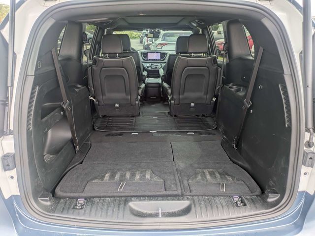 Used 2024 Chrysler Pacifica Limited w/ S Appearance Package FWD image 12