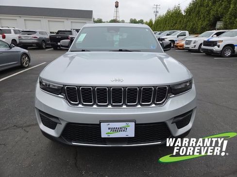 Used 2024 Jeep Grand Cherokee Laredo w/ Luxury Tech Group I AWD/4WD image 2