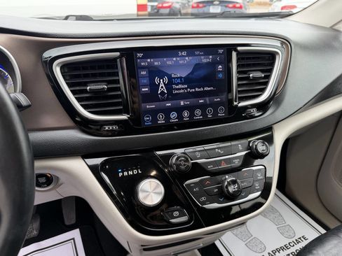 Used 2018 Chrysler Pacifica Touring-L w/ Tire & Wheel Group image 13