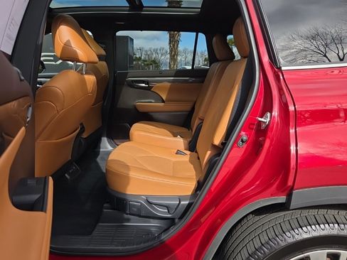 Used 2021 Toyota Highlander Platinum image 5