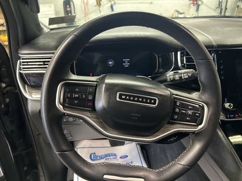 Used 2022 Jeep Wagoneer Series III w/ Premium Group I AWD/4WD image 18