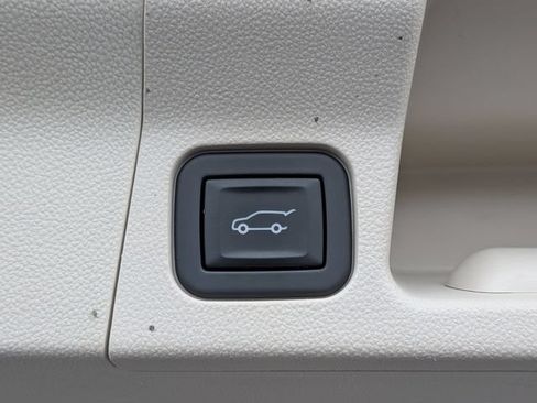 Used 2023 GMC Acadia Denali w/ Denali Ultimate Package FWD image 38