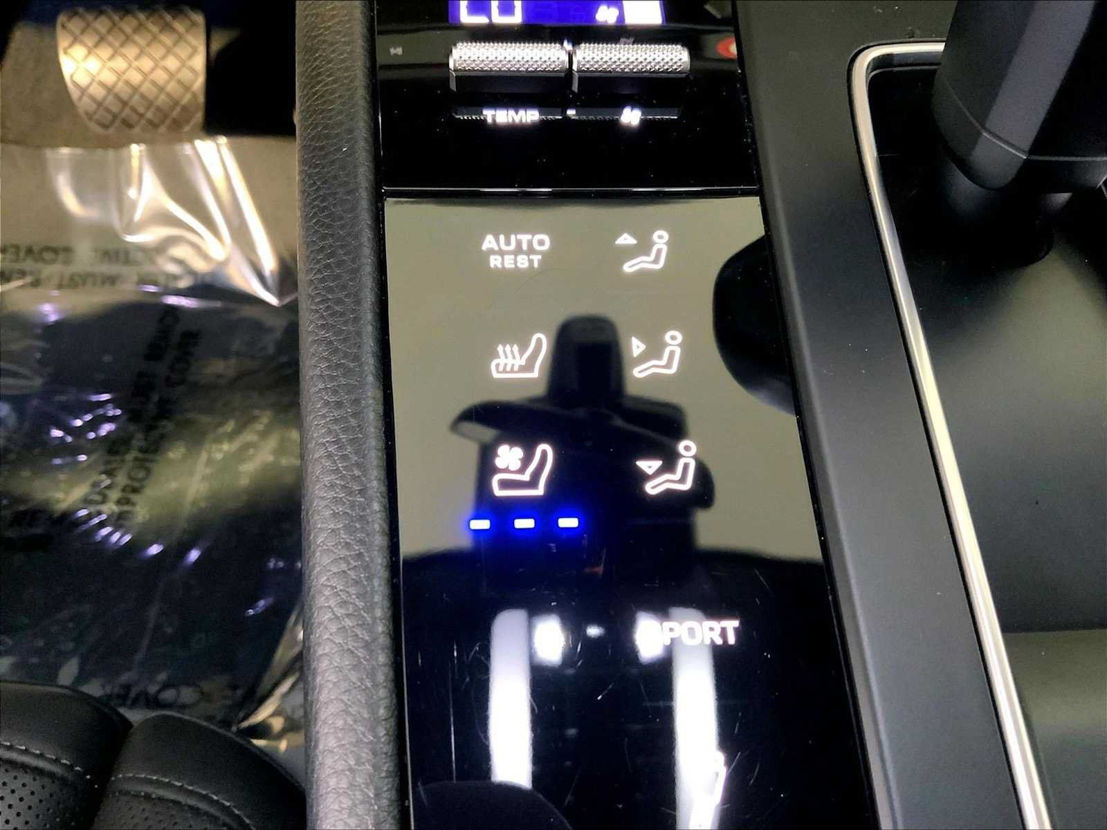 Certified 2024 Porsche Macan AWD/4WD image 37