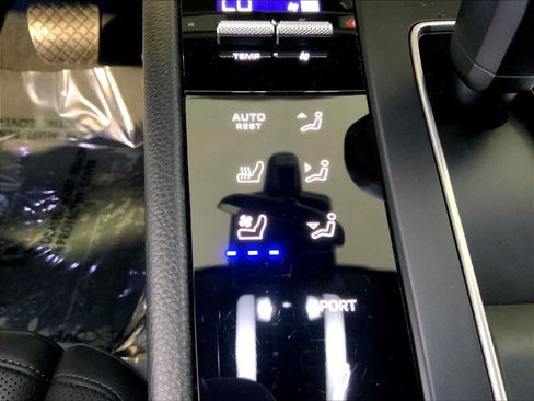 Certified 2024 Porsche Macan AWD/4WD image 37
