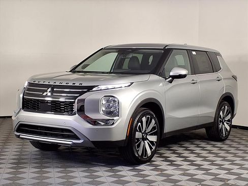Used 2025 Mitsubishi Outlander SE FWD image 3