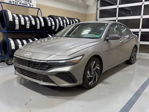 Used 2025 Hyundai Elantra SEL image 2