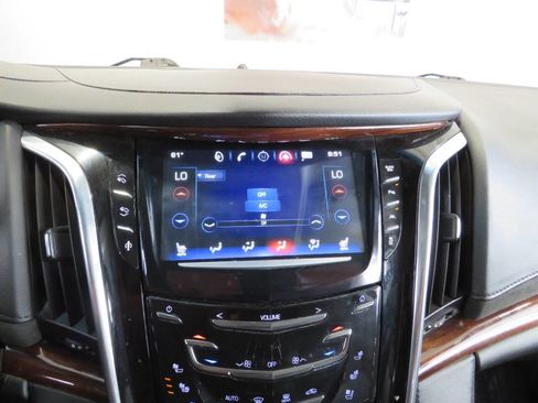Used 2016 Cadillac Escalade Luxury image 26