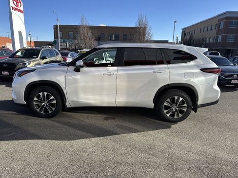 Used 2026 Toyota Highlander XLE image 6