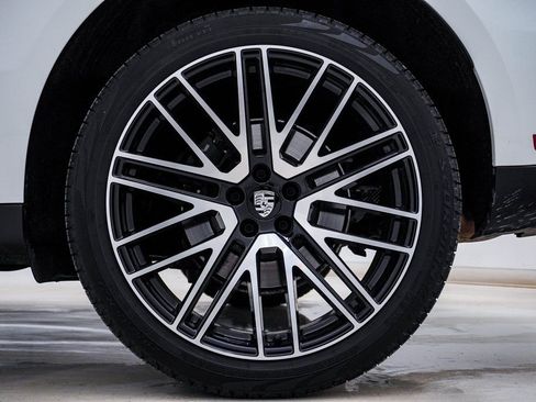 Certified 2025 Porsche Macan image 10