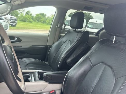Used 2021 Chrysler Pacifica Limited AWD/4WD image 10