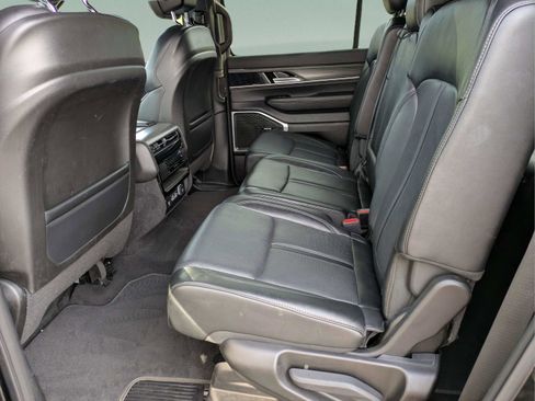 Used 2024 Jeep Wagoneer L Series III w/ Flexible Seating Group AWD/4WD image 10