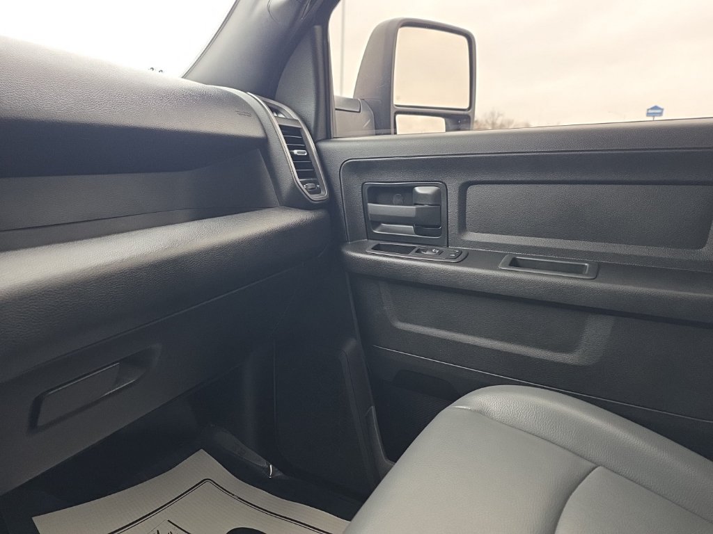 Used 2024 RAM 3500 Tradesman w/ Chrome Appearance Group AWD/4WD image 16