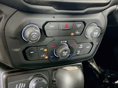 Used 2023 Jeep Renegade Latitude w/ Sun/Sound Group AWD/4WD image 16