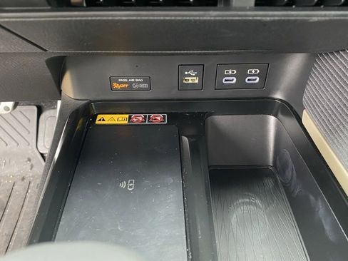 Used 2025 Toyota Camry SE image 20