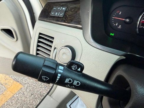 Used 2010 Cadillac DTS Luxury image 22