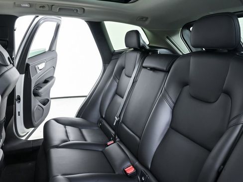 Used 2025 Volvo XC60 B5 Core AWD/4WD image 22