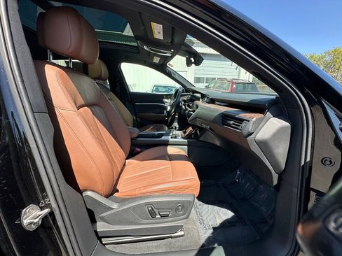 Used 2022 Audi e-tron Premium Plus w/ Premium Plus Package image 27