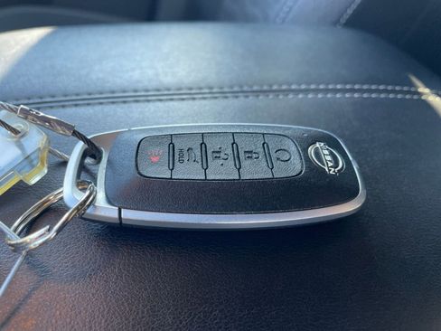 Used 2025 Nissan Pathfinder SV image 22