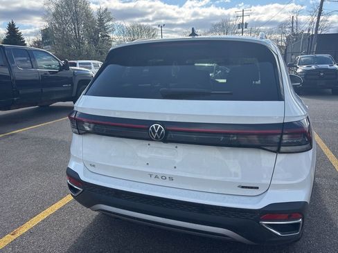 Used 2025 Volkswagen Taos SE image 5