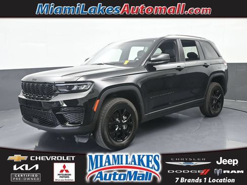 Used 2025 Jeep Grand Cherokee Altitude RWD image 1