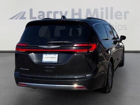 Used 2022 Chrysler Pacifica Touring-L image 5