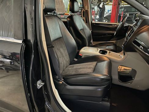 Used 2019 Dodge Grand Caravan SXT FWD image 18