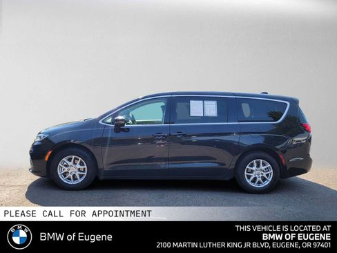 Used 2023 Chrysler Pacifica Touring-L FWD image 6