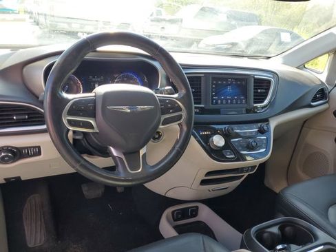 Used 2020 Chrysler Pacifica Touring-L FWD image 14