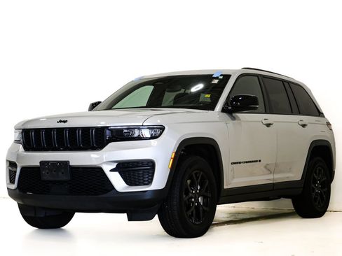 Used 2024 Jeep Grand Cherokee Altitude AWD/4WD image 3