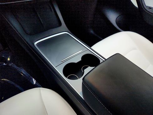 Used 2022 Tesla Model Y Long Range image 16