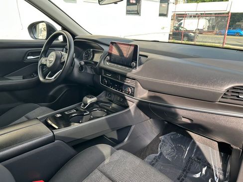 Used 2024 Nissan Rogue SV FWD image 29