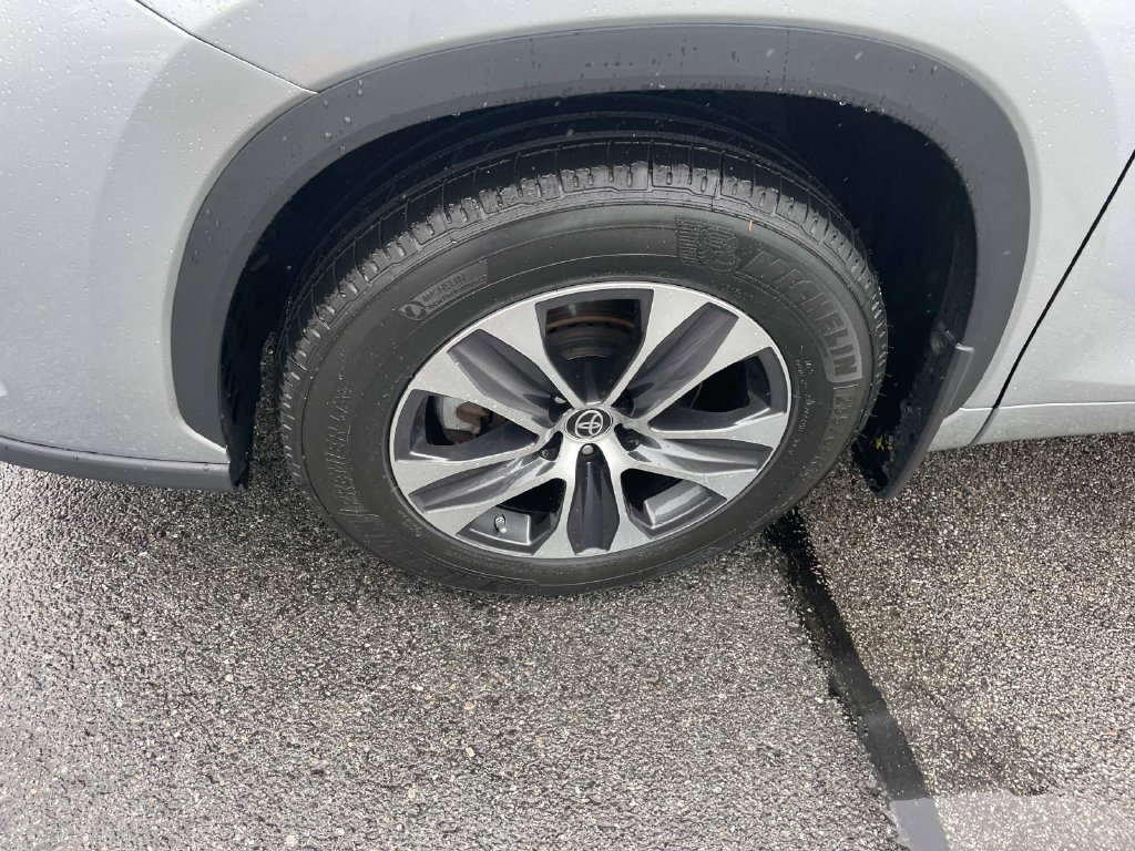 Used 2022 Toyota Highlander XLE AWD/4WD image 13